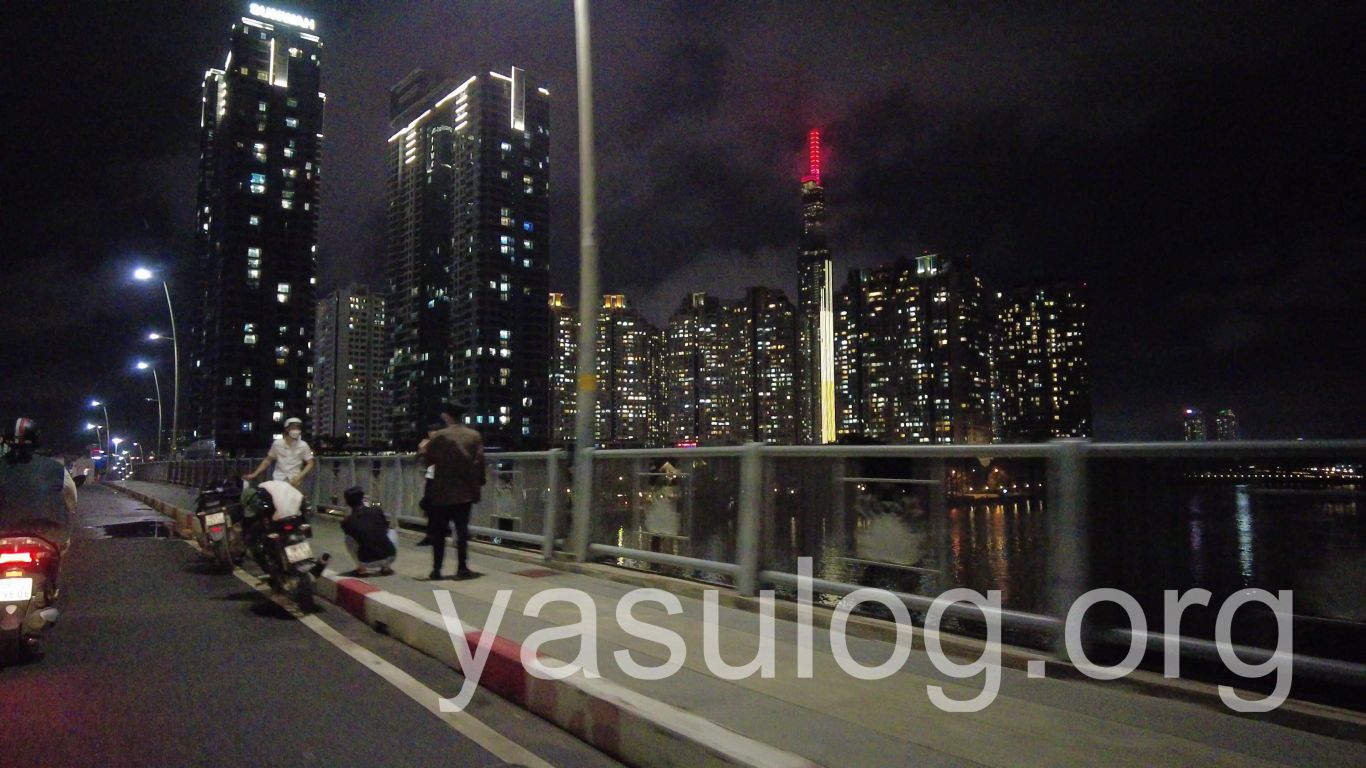 現地の人は、橋の途中でバイクを停めて夜景を見たり、写真撮影を行ったりしていました。