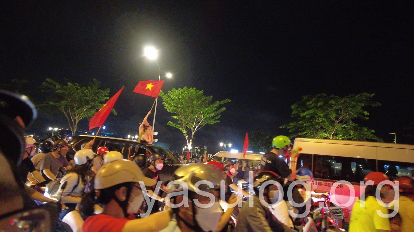 ベトナム国旗を振る人
