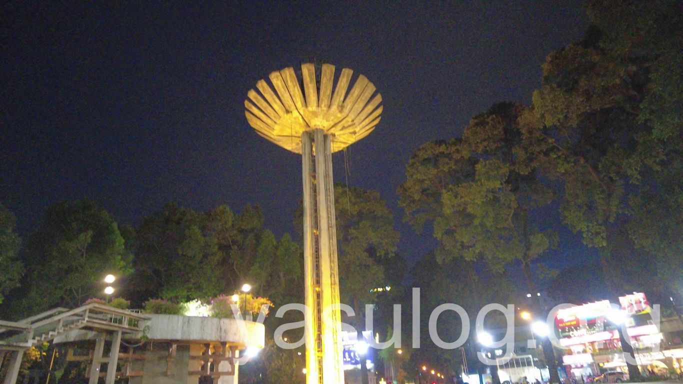 ベトナム・ホーチミン夜の穴場観光スポット『Hồ Con Rùa』の謎の塔